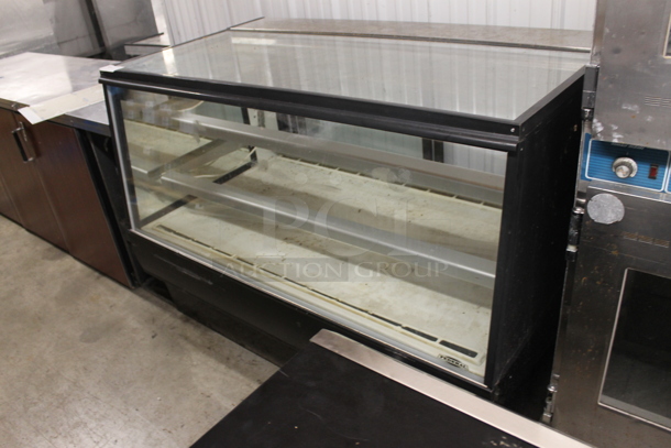 Federal Commercial Bakery Case. Side is Cracked. Tested and Powers On But Does Not Get Cold - Image 3 of 4