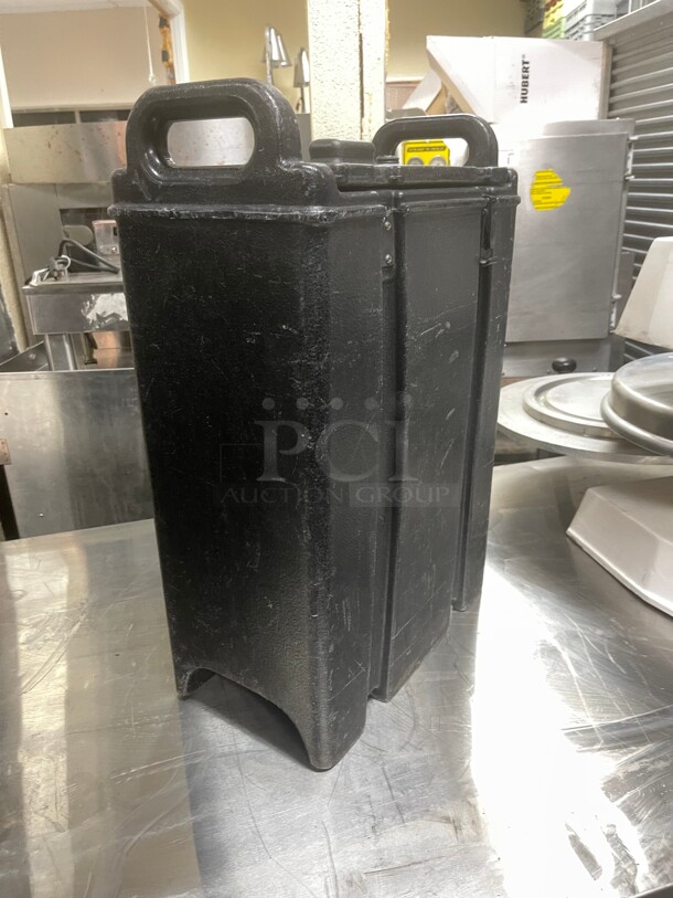 Clean! Cambro 500LCD Camtainers® 4.75 Gallon Black Insulated Beverage Dispenser NSF Missing one Hinge - Image 6 of 9