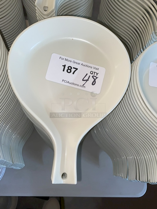 GET Melamine SK-2-IV Diamond Ivory 16 oz. Melamine Skillet -  Length: 10 1/2"
Height: 1 1/2" Capacity: 16 oz. Rim Full Capacity: 21 oz. - 48x Your Bid - Image 1 of 2