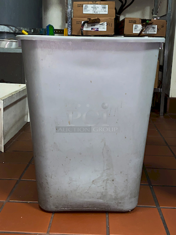 Sterilite Trash Receptacle.  - Image 2 of 6
