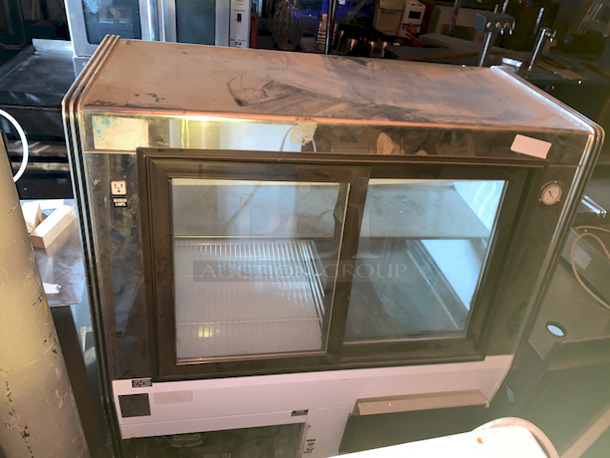 Marc Refrigeration MDL-4 S/C 48" Deli Refrigerated Double Duty Display Case with Self Contained Refrigeration.
115 volts, 1ph. 48x35x55
 - Image 5 of 6