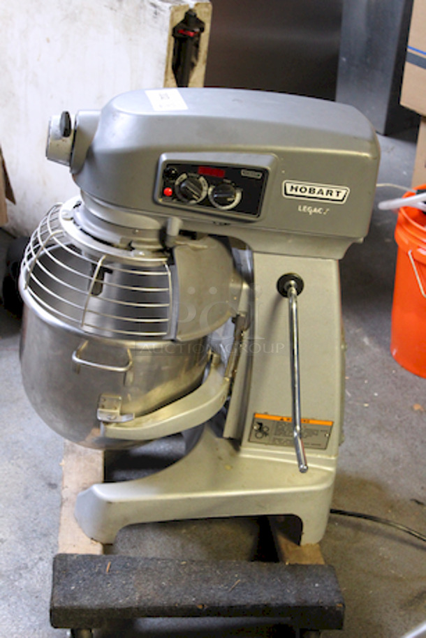 Hobart Legacy H20 20qt Mixer, 120 Volt. Includes (2) Attachments.  19 1/8x23 1/2x29.
Turns on But Doesn't Switch Gears.  - Image 2 of 9
