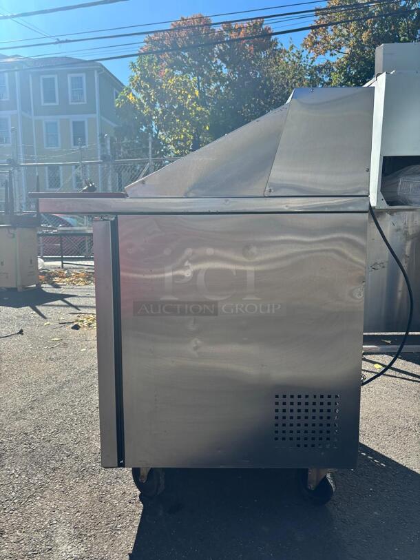 True TSSU-27-08-HC~SPEC3 27" Spec Series® Sandwich/Salad Prep Table w/ Refrigerated Base, 115v
 - Image 2 of 4