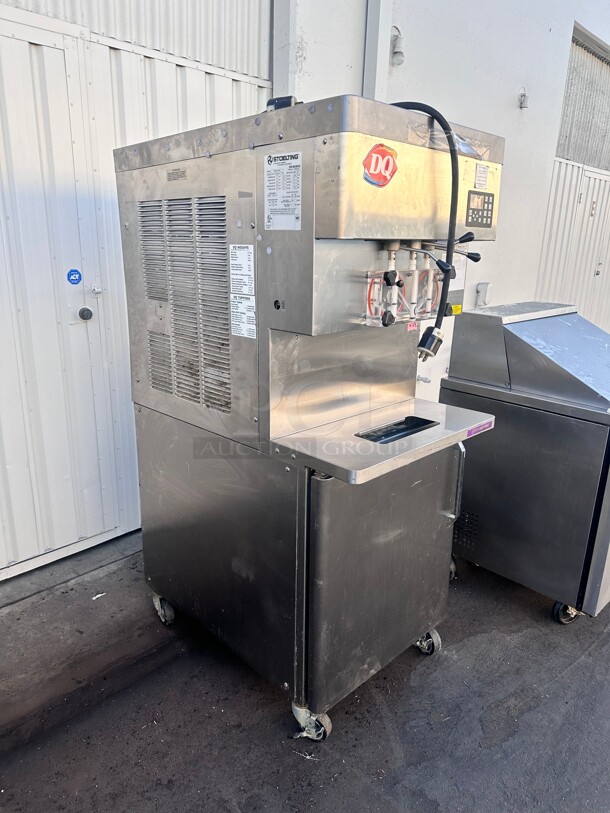Stoelting U431 Pressure-Fed Twin Twist Soft Serve/Frozen Yogurt Machines 220 Volt 1 phase Working - Image 4 of 10