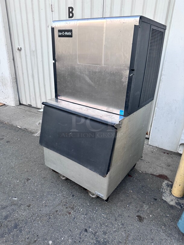 Certified Working! Ice-O-Matic ICE1006HA - 30 inch Ice Machine Cuber Head With Ice Bin - Air Cooled, 1000  lbs. Production Per Day 220 Volt 1 Phase NSF - Image 4 of 9