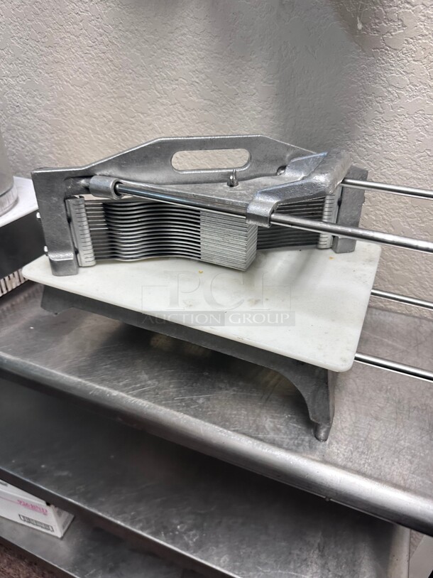 Vollrath 0643N Tomato Pro Cutter, 3/16 inch Cut, Straight Blades NSF - Image 1 of 9