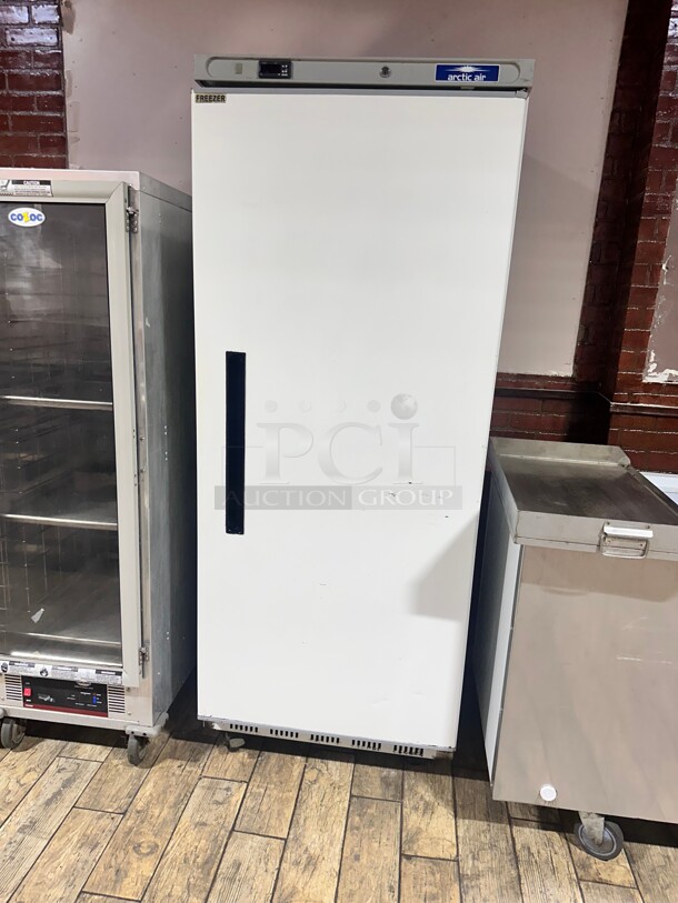Late Model Arctic Air AWF25 White Single Door Reach In Freezer - 25 cu. ft. 115 Volt Working - Image 3 of 8