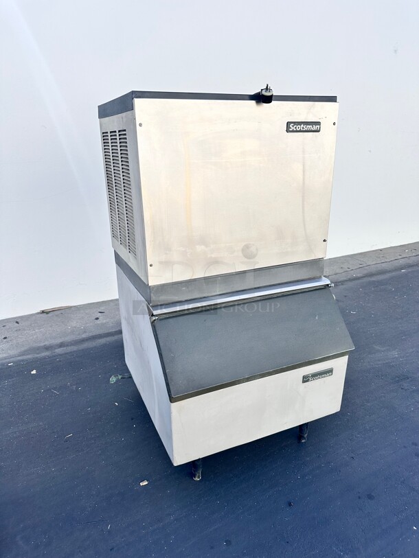 Working Scotsman CME256AS 300 Lb Per Day Commercial Ice Machine With Ice Bin 115 Volt - Image 3 of 7