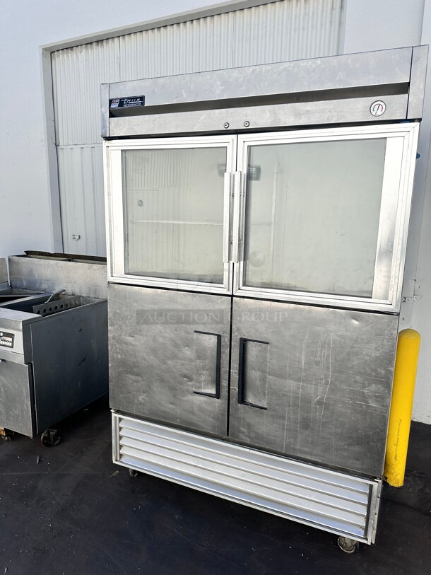 True T-49-2-G-21 54 1/8" Bottom Mounted Glass and Solid Half Door Reach-In Refrigerator 115 Volt Tested and Working! - Image 3 of 7