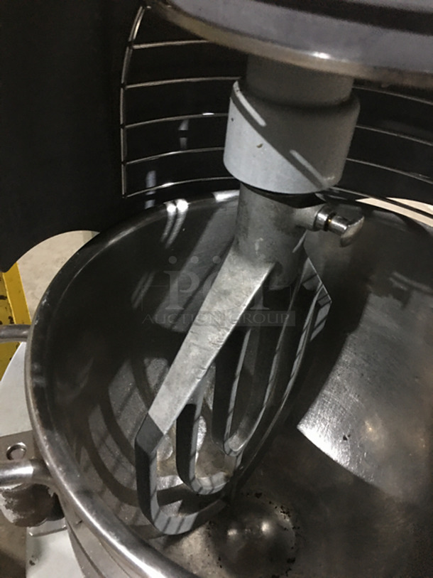 GORGEOUS! Hobart Legacy Metal Commercial 30 Quart Planetary Mixer! With Stainless Steel Mixing Bowl! With Bowl Guard and Paddle Attachment! Model: HL300 200/240V 1/3Phase! Works Great!  - Image 6 of 10