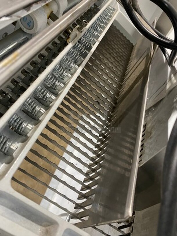 LATE MODEL! 2019 Two Thousand Commercial Countertop Bread Loaf Slicer! Model: TTD7B 110V 60HZ 1 Phase - Image 5 of 10