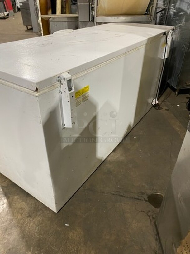 Electrolux White Commercial Reach In Chest Freezer/ Cooler! With Hinged Top Lid! Model: FGCH25M8LW1 SN: WB31948704 115V - Image 2 of 8