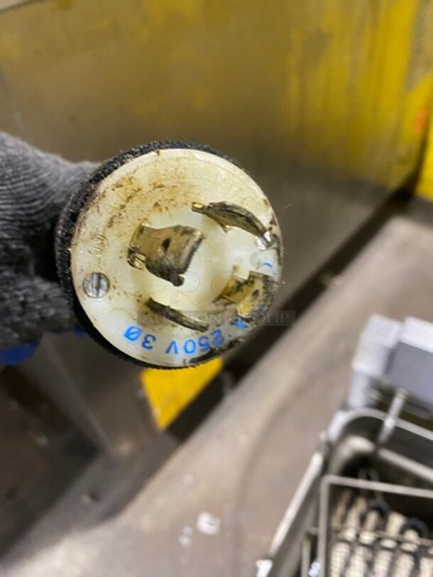 Commercial Countertop Electric Powered Deep Fat Fryer! With Metal Frying Baskets! All Stainless Steel! On Small Legs! - Image 8 of 8