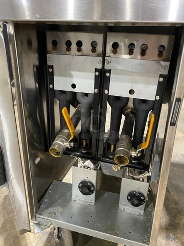 WOW! LATE MODEL! 2021 Sierra Commercial Natural Gas Powered Deep Fat Fryer! With 2 Metal Frying Baskets! With Backsplash! All Stainless Steel! On Casters! SN: 8102179082 - Image 7 of 10