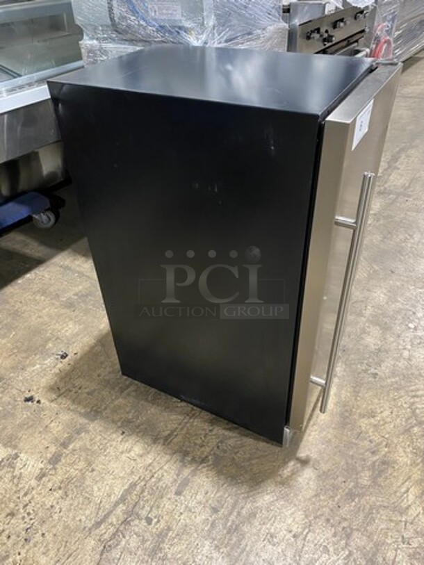 NEW! OUT OF THE BOX! SCRATCH-N-DENT! Danby Undercounter Ice Maker! 32LB Ice Capacity! Model: DIM32D1BSSPR - Image 3 of 10