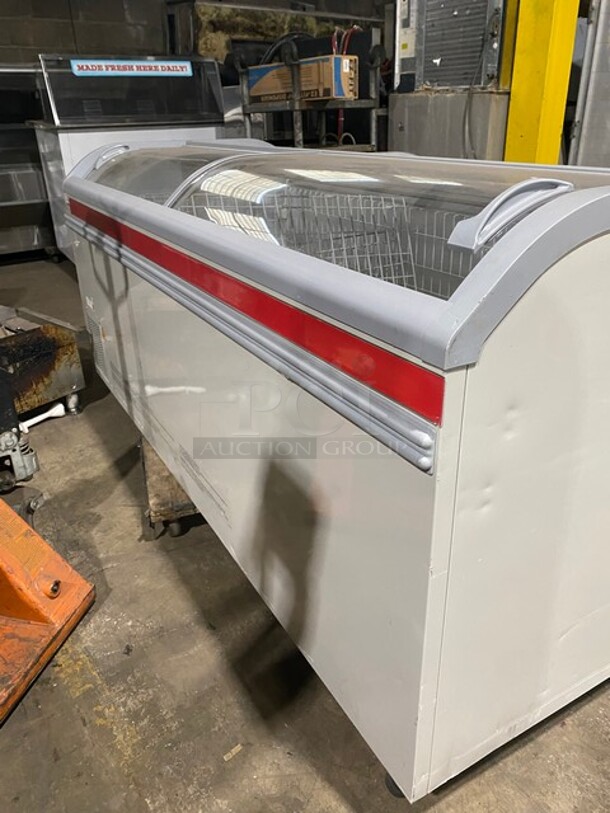 AHT Chest Freezer Merchandiser! Model Manhattan210VS SN: 34990700000059! 110-120V 1Phase! With Baskets! - Image 3 of 8