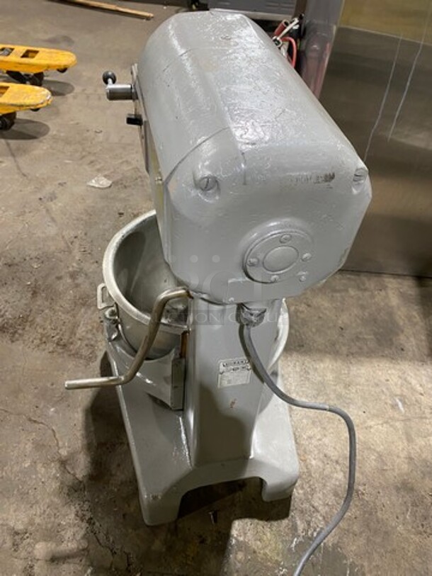 Hobart Commercial Heavy Duty 20Qt Planetary Mixer! With Spiral Attachment And Stainless Steel Mixing Bowl! Model: A200 SN: 11337200 115V 60HZ 1 Phase - Image 3 of 8