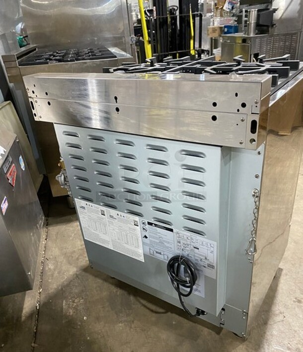 Zline Commercial Gas Powered 4 Burner Stove! With Oven Underneath! Stainless Steel! On Legs! MODEL RG30 SN: RG30GE2205022602 120V - Image 4 of 10