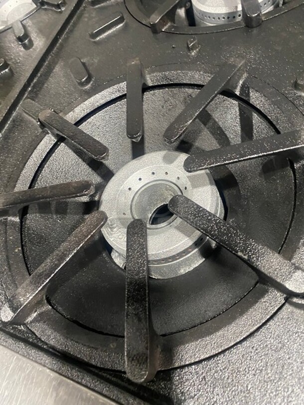 Vulcan Commercial Natural Gas Powered 4 Burner Stove! With Raised Back Splash Double shelf! With Oven Underneath! All Stainless Steel! On Casters! - Image 6 of 10