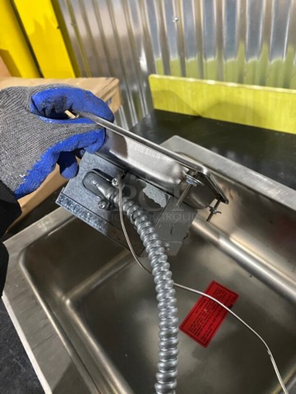 APW Wyott Commercial Drop IN Single Well Food Warmer! Solid Stainless Steel! Model: HFW23D SN: 0801D09183 120V 60HZ 1 Phase - Image 9 of 9