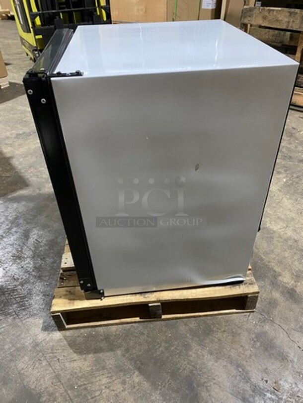 NICE! SCRATCH-N-DENT! Ojeda Commercial Countertop Display Case Cooler Merchandiser! Model: CTFH3 SN: 082806138929Y 120V 60HZ 1 Phase - Image 5 of 11