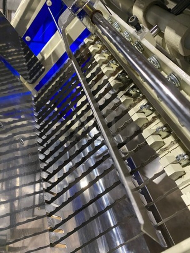 SWEET! Doyon Commercial Countertop Bread Loaf Slicer! Model: SM302 SN: DYN1201065 120V 60HZ 1 Phase - Image 5 of 11