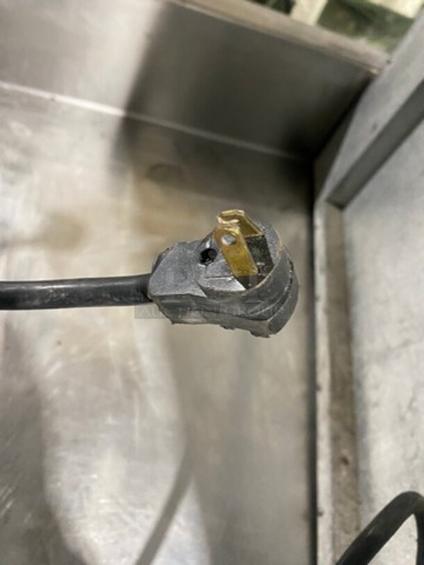 Traulsen Countertop/ Undercounter Single Door Cooler! With View Through Door! Model: UC27WT SN: M5015705M 115V 60HZ 1 Phase - Image 7 of 7