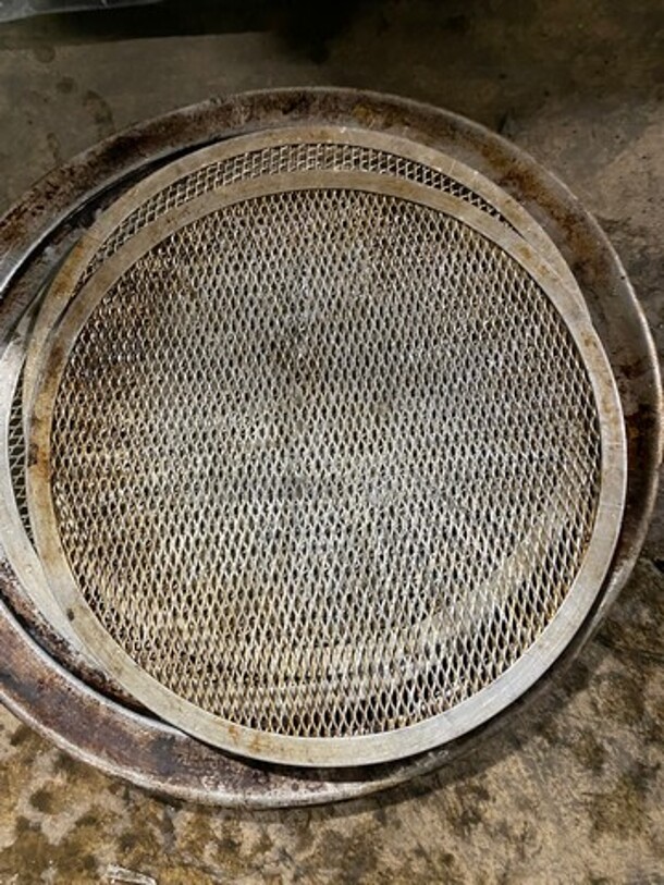 ALL ONE MONEY! MISCELLANEOUS! Round Pizza Mesh Screens, Round Serving Tray!  - Image 2 of 3