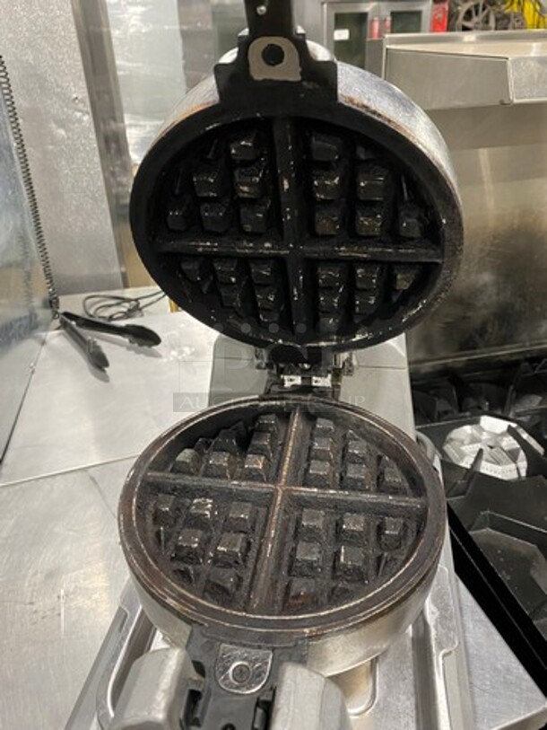 Waring Commercial Countertop Belgian Waffle Maker! Model: WW180 120V - Image 5 of 8