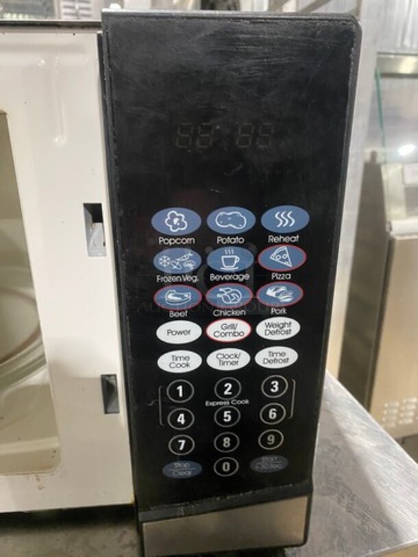 Oaster Couter Top Microwave Oven! Model OGB61303G! 120V 1Phase! - Image 7 of 8