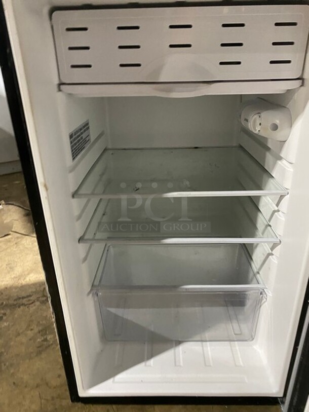 Magic Chef Mini Cooler! MODEL HMR440SE 115V  - Image 6 of 8