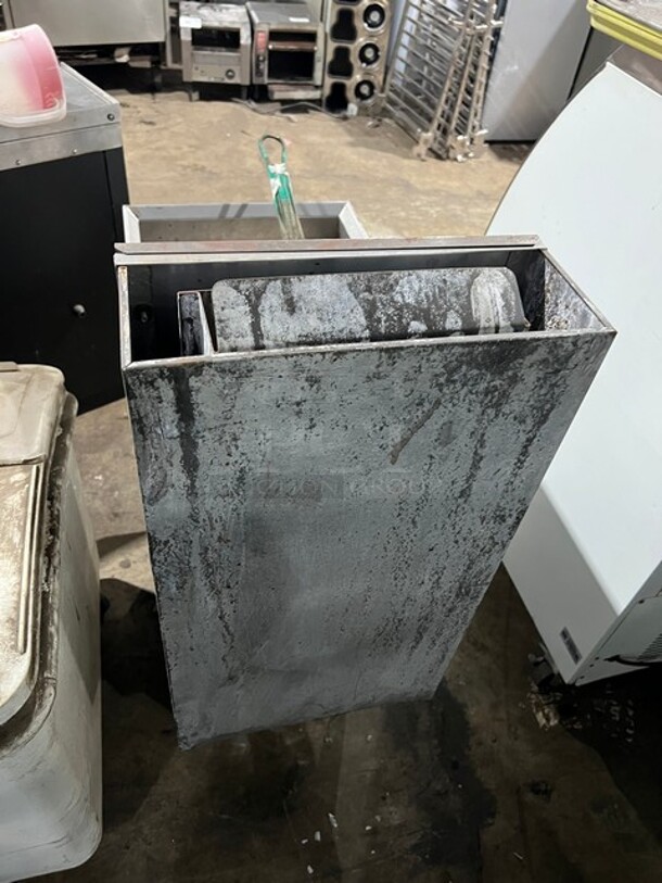 Cecilware Natural Gas Powered Deep Fat Fryer! With 1 Metal Baskets! With Backsplash! All Stainless Steel! Model FMS40! On Legs! - Image 7 of 7