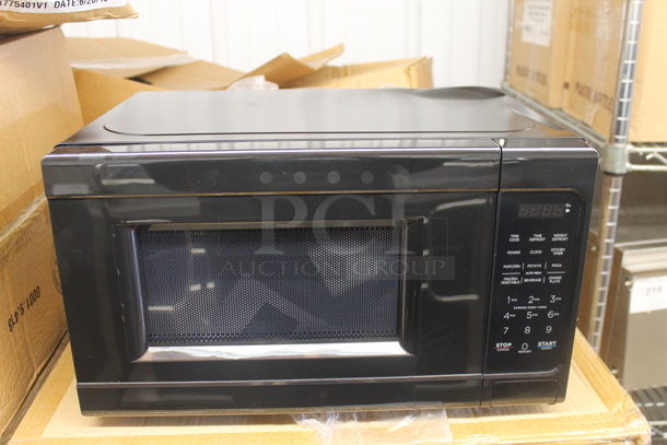 BRAND NEW SCRATCH AND DENT! Criterion CCM071B Countertop Microwave Oven. 120 Volts, 1 Phase. 