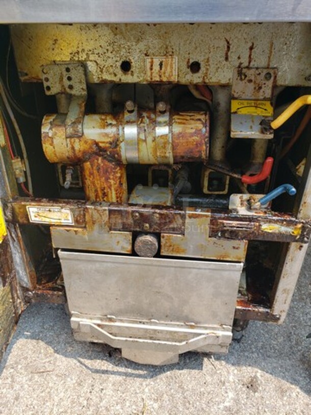 Frymaster High Efficiency Common Cabinet Fryer w/ Filter! Natural gas! - Image 8 of 8