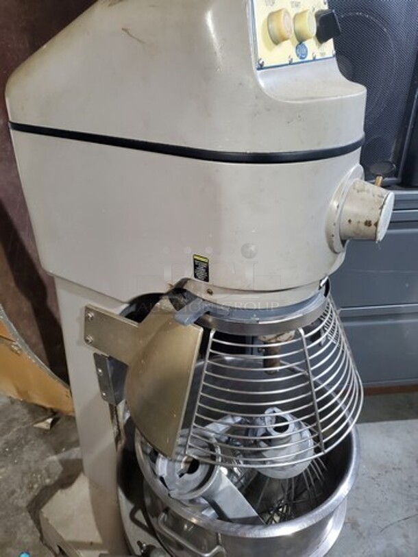 Pre-Owned Globe SP40 40Qt Floor Mixer W/ Guard & Accessories' includes; Bowl, Spiral Dough hook, flat beater, Wire whip, 208V/3Ph  - Image 4 of 5