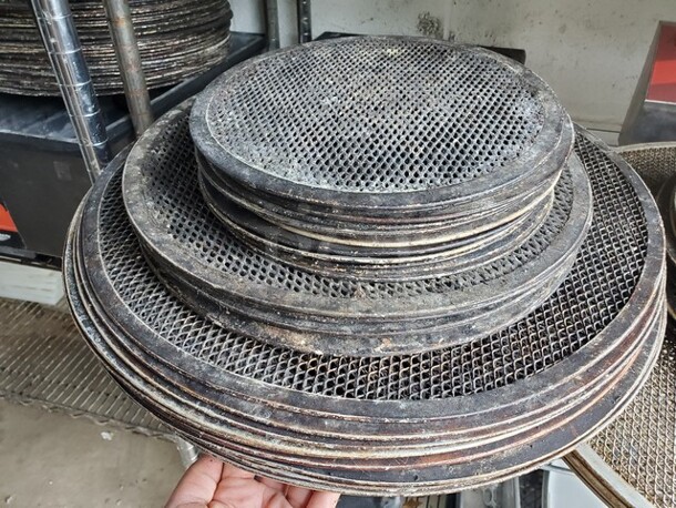 ALL ONE MONEY Lot of 32 Miscellaneous Pizza Screen! - Image 3 of 3
