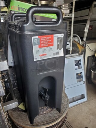 CAMBRO 4.75 Gal. Insulated Beverage Server 