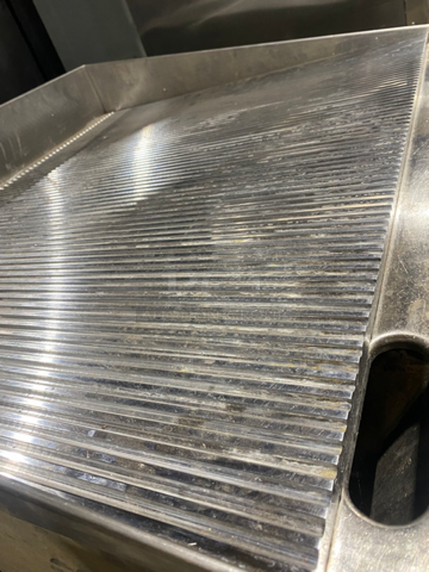 Keating Commercial Countertop Natural Gas Powered Grill! With Mirror Shine Grooved Grill! With Back And Side Splashes! All Stainless Steel! On Legs! Model: 36X36FLD SN: GG43239 - Image 5 of 9