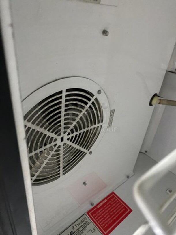 True Commercial Single Door Reach In Refrigerator Merchandiser! With View Through Door! With Poly Drink Racks! Model: GDM26 SN: 11418373 115V 60HZ 1 Phase - Image 6 of 8