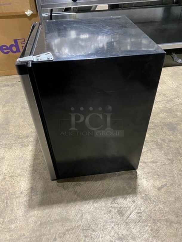 Sanyo Undercounter Single Door Refrigerator! With Poly Racks And Shelves! Model: SRA2480M SN: B032094098920405 115V - Image 3 of 9