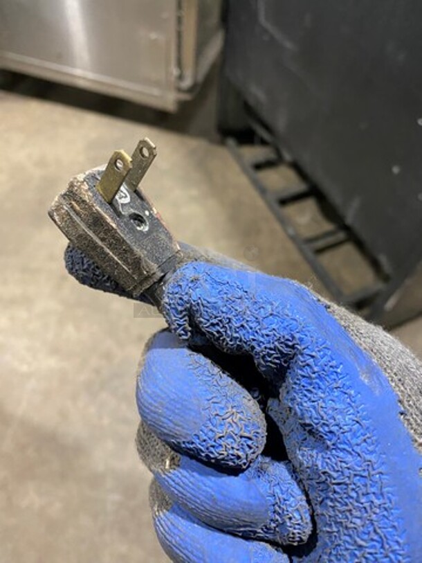 True Commercial 2 Door Reach In Refrigerator Merchandiser! With View Through Sliding Doors! Model: GDM37 SN: 12372459 115V 60HZ 1 Phase - Image 7 of 8