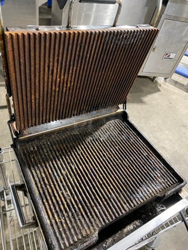 Waring Commercial Countertop Panini/Sandwich Supremo Grill! All Stainless Steel! Press With Ribbed Surface! Model: WPG250 120V - Image 6 of 8