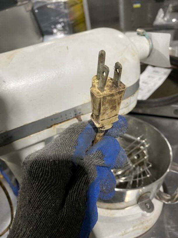 Kitchen Aid Countertop Planetary Mixer! With Mixing Bowl! With Paddle And Whisk Attachments! - Image 7 of 8