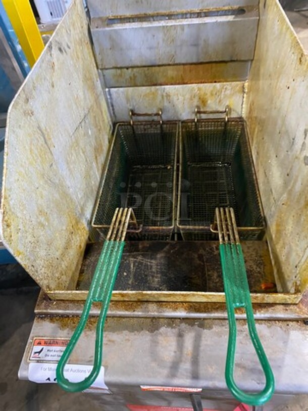 Therma Tek Commercial Natural Gas Powered Deep Fat Fryer! With Side Splashes! With 2 Metal Frying Baskets! All Stainless Steel! On Legs! Model: GF90 SN: 06201544048 - Image 5 of 8