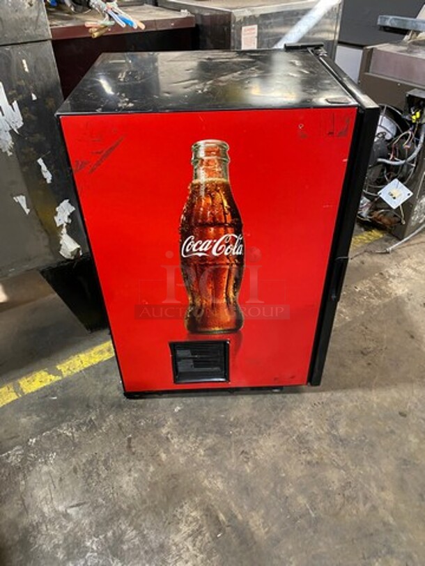 Imbera Commercial Countertop Mini Reach In Cooler Merchandiser! With View Through Door! Poly Coated Racks! Model: VR06CO2 SN: 265170200539 115V 60HZ 1 Phase - Image 3 of 7