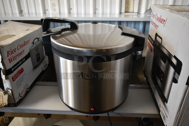 BRAND NEW SCRATCH AND DENT! Avantco 177RW92 Stainless Steel Commercial Countertop Rice Cooker. 120 Volts, 1 Phase. Tested and Working!