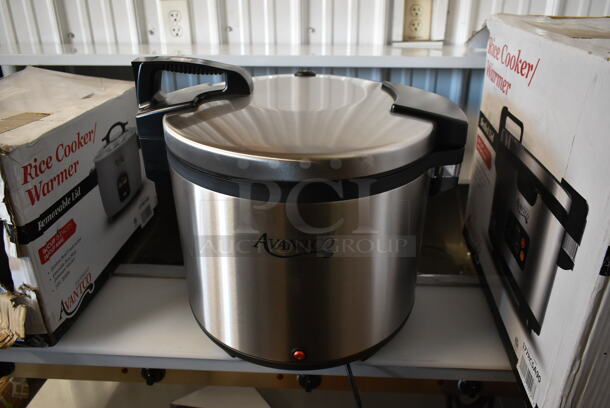 BRAND NEW SCRATCH AND DENT! Avantco 177RW92 Stainless Steel Commercial Countertop Rice Cooker. 120 Volts, 1 Phase. Tested and Working! - Image 1 of 11