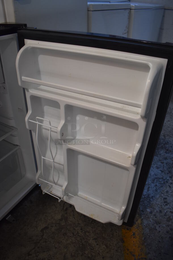 Electrolux FFPE45L2QM-1 Metal Mini Cooler. 115 Volts, 1 Phase. 22x23x34. Tested and Working! - Image 3 of 5