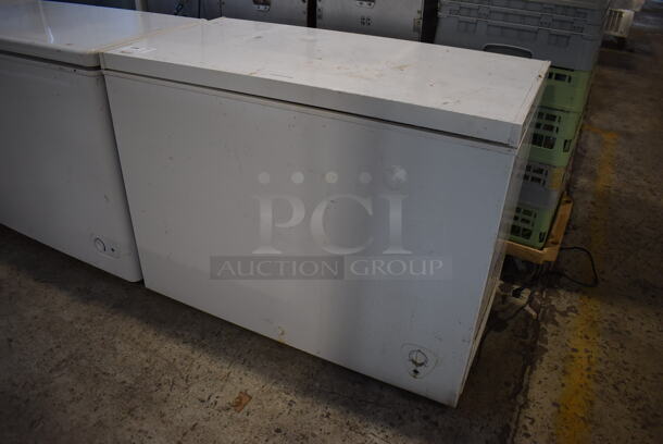 Electrolux FFFC09M1RW Metal Chest Freezer. 115 Volts, 1 Phase. 44x24x33. Tested and Working! - Image 2 of 6