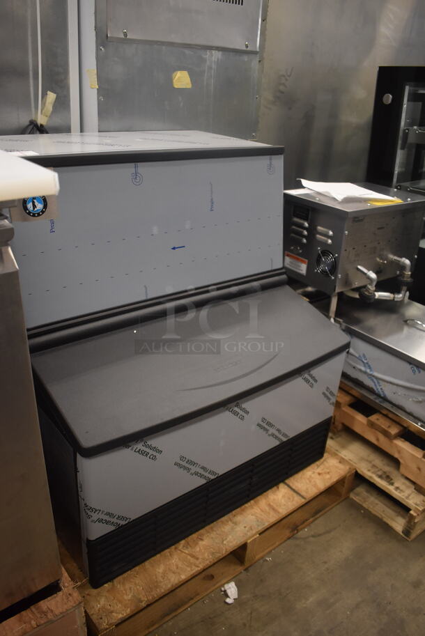 BRAND NEW SCRATCH AND DENT! 2022 Hoshizaki KM-301BAJ Ice Machine Crescent Cuber Icemaker with Built in Storage Bin. 115 Volt 1 Phase - Image 2 of 6